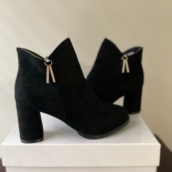 *Never Worn* boutique black boots - Picture 2 of 6